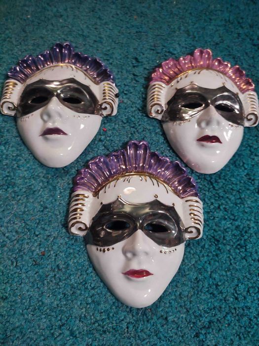 Cinco máscaras de porcelana