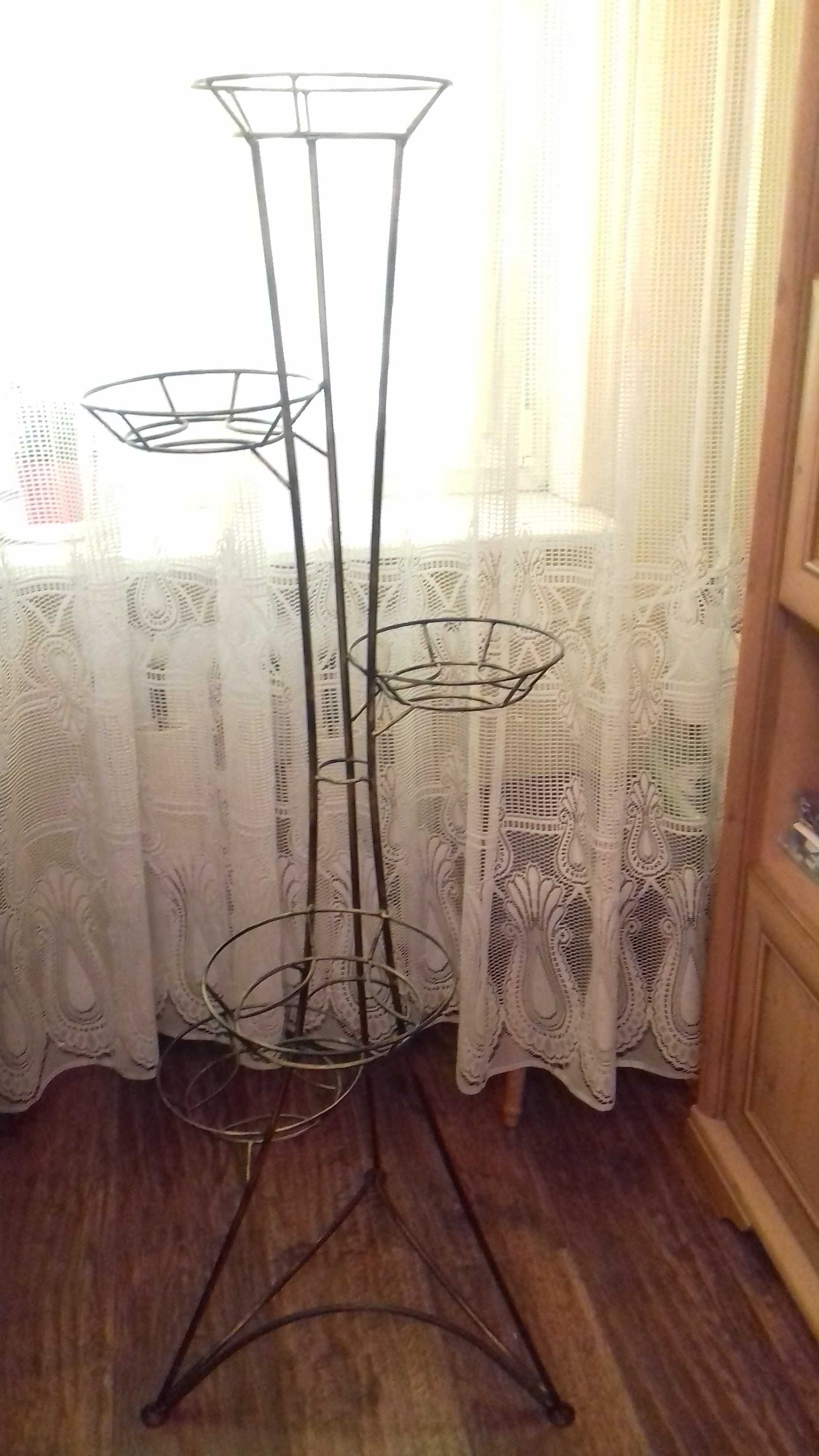 Kwietnik metalowy stojący na 5 doniczek - piękny i elegancki