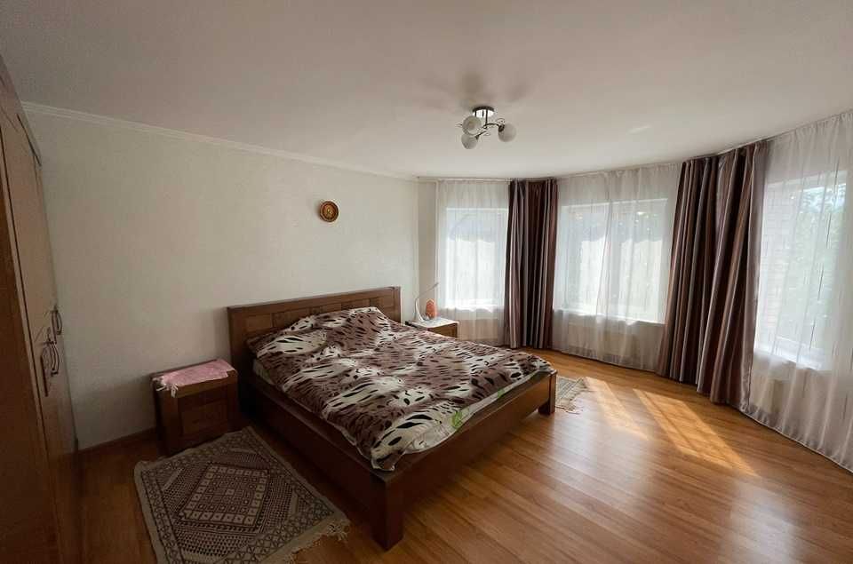 Будинок з жилим ремонтом та ПІДВАЛОМ у Центрі Бучі!  БЕЗ комісії