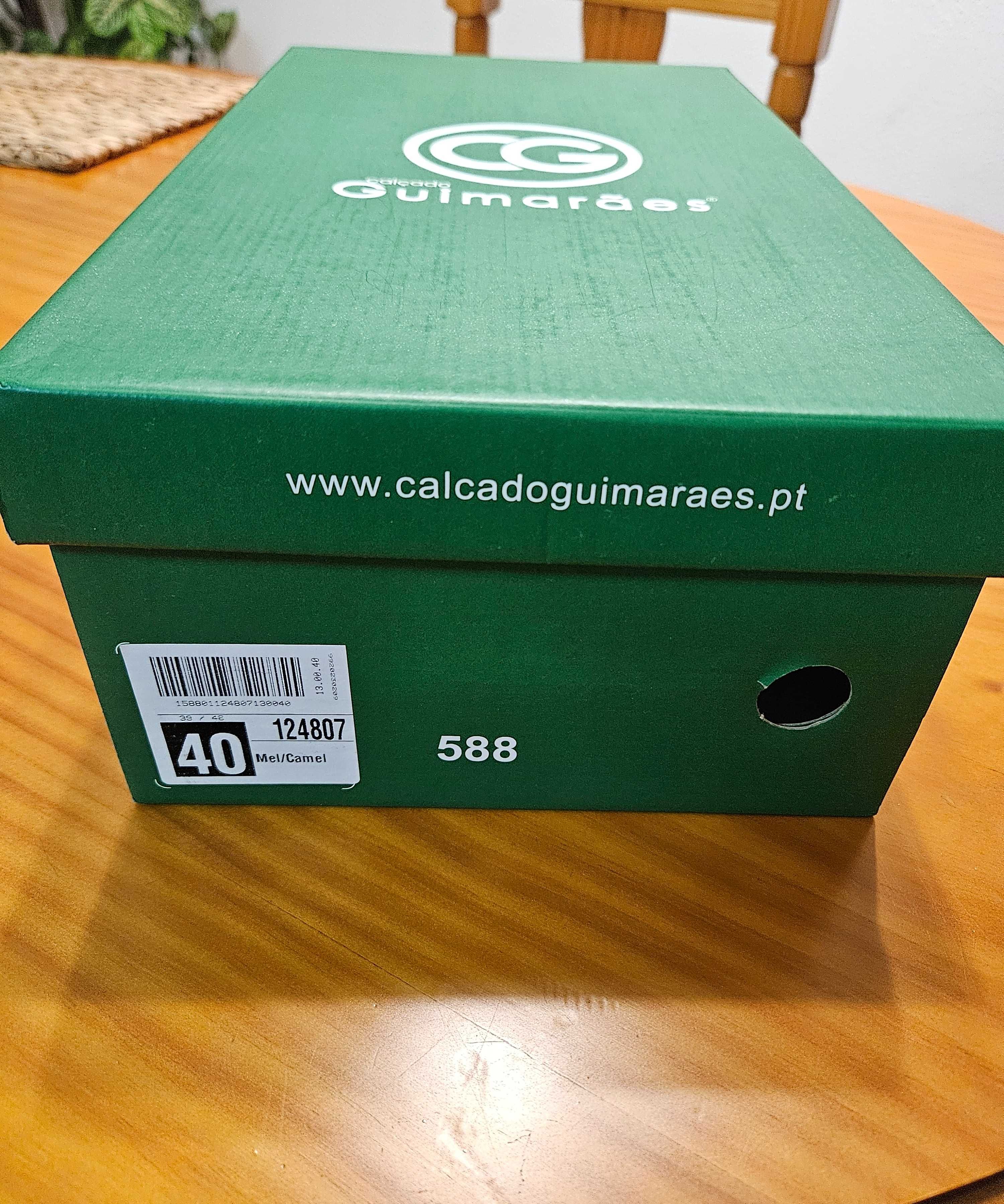 Sapatos em camurça número 40 , usados apenas uma vez , estado novo
