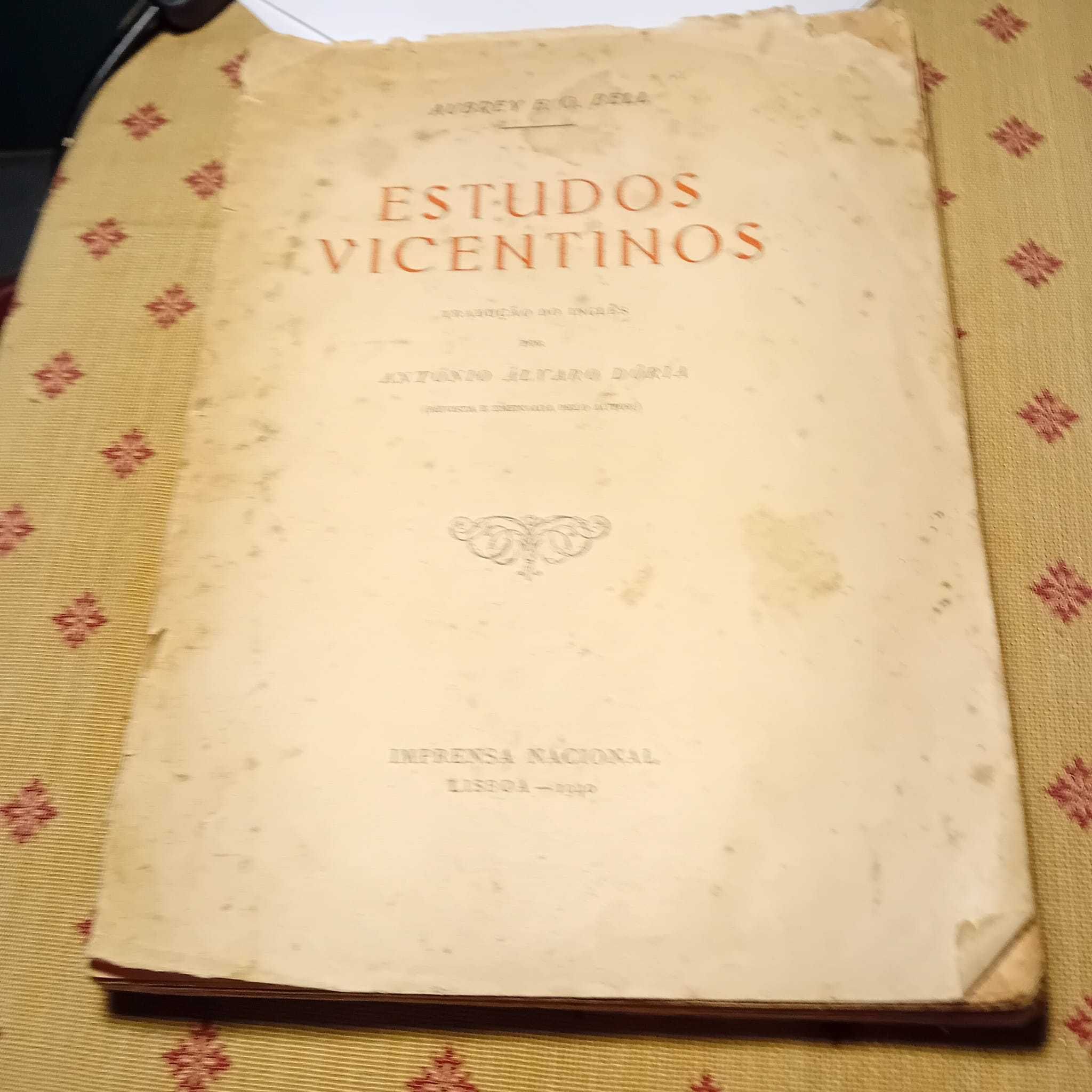 Estudos vicentinos, Aubrey E. G. Bell