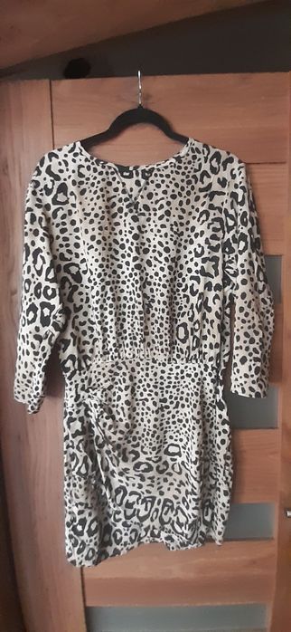 Sukienka w zwierzęcy deseń Zara