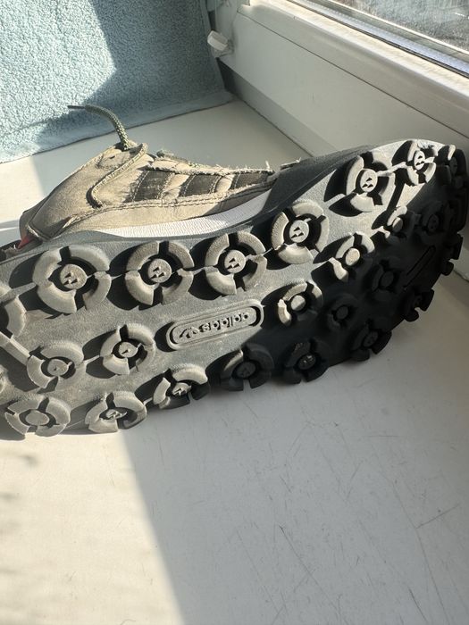 Кросівки adidas.