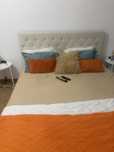 Cama com arrumes em baixo