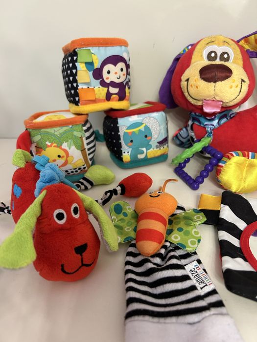 Лот іграшок для найменших