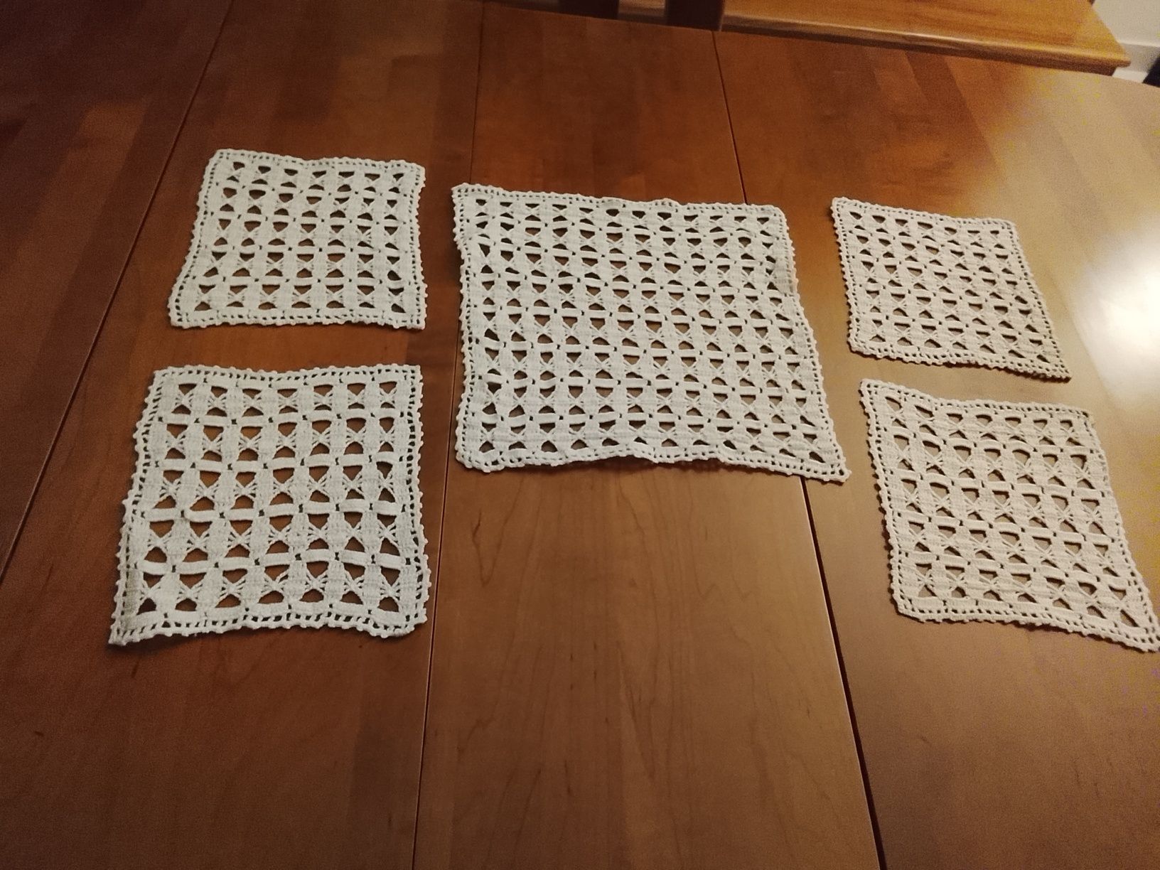 Conjunto de cinco naperons em crochê feitos á mão