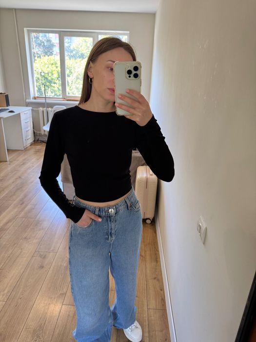 Стильний чорний топ із відкритою спиною