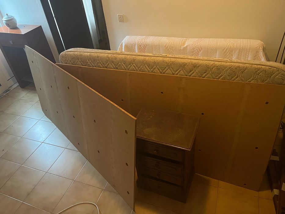 Vendo duas camas de solteiro, em madeira maciça.