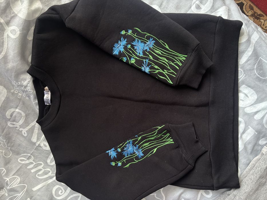 Чорний світшот для дівчинки з вишивкою волошок на рукавах