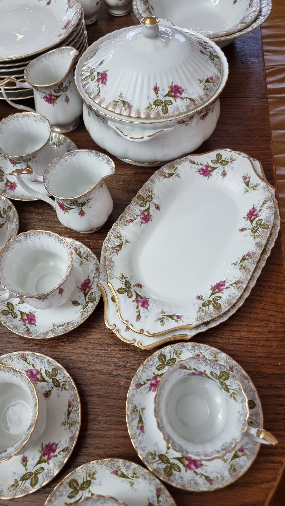 Komplet porcelany z firmy Chodzież model Iwona