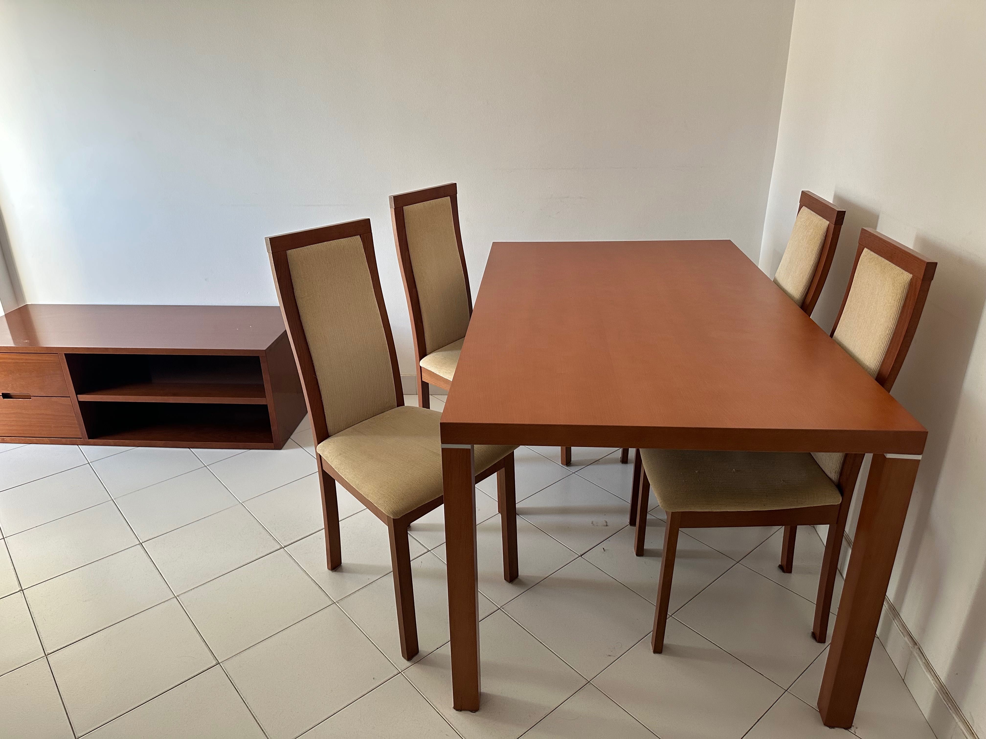 Sala de jantar mais 4 cadeiras