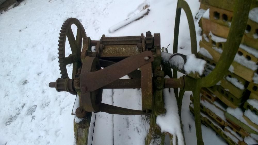 ozdoba do ogrodu, stara maszyna do ciecia słomy