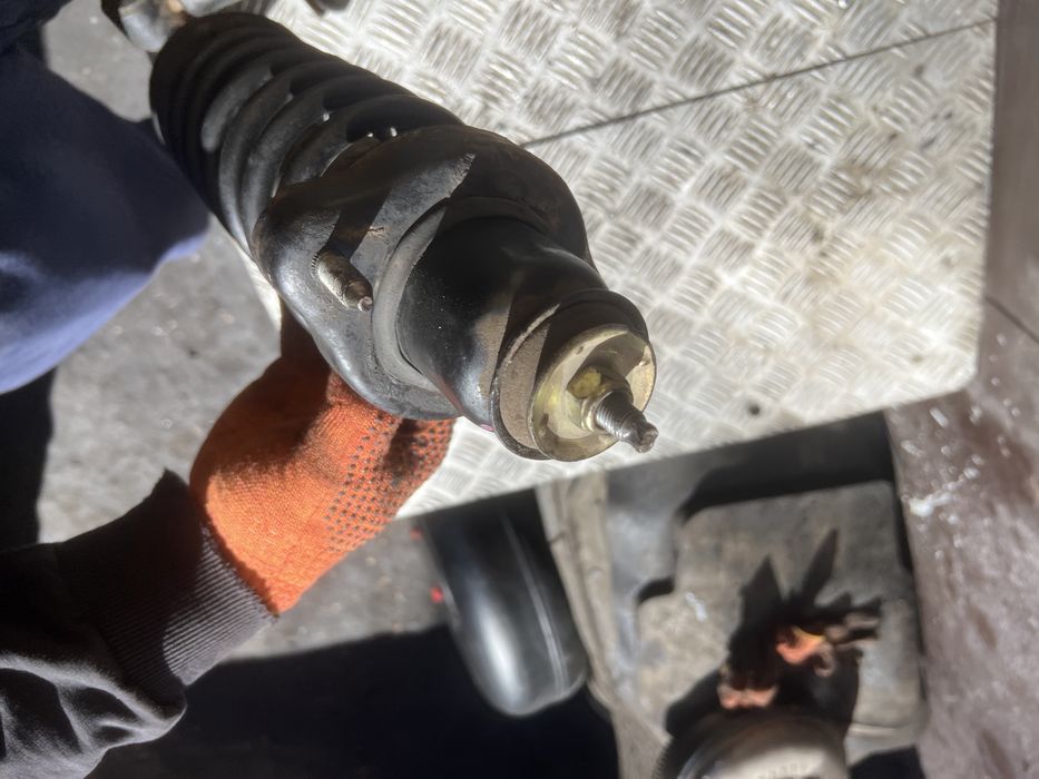 Задние стойки в сборе Mitsubishi Outlander 2005 аутлендер