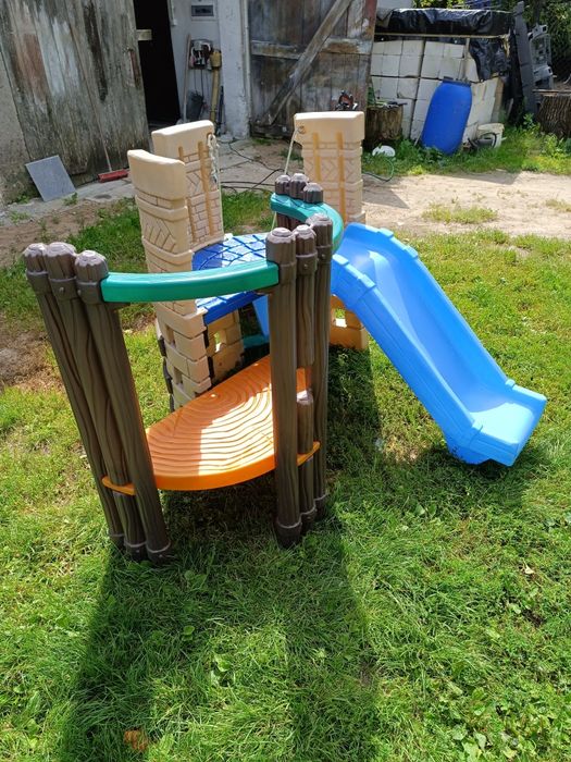 Zamek, plac zabaw, zjeżdżalnia