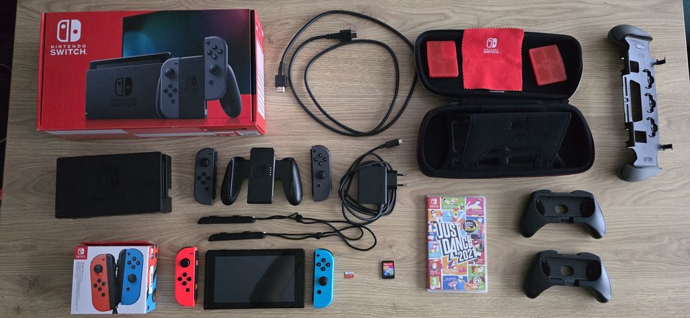Nintendo Switch V2, karta SD 256 GB, grip, etui, Just Dance