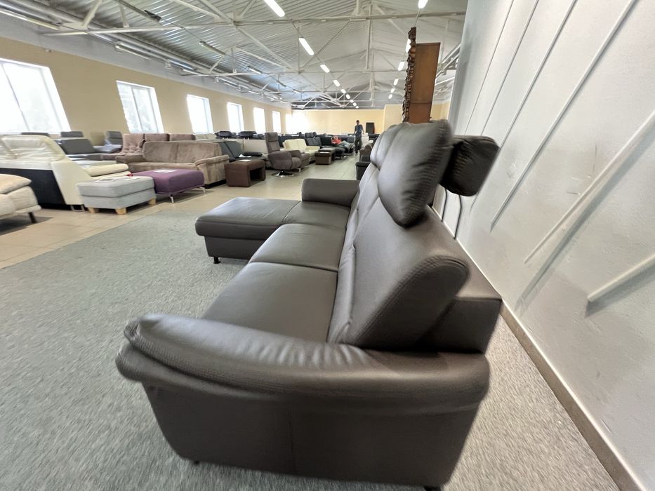 Диван виставковий стан новий шкіряний кутовий з нішею темно коричневий