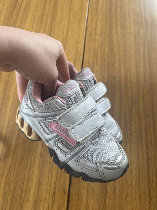Гарні кросівки для дівчинки