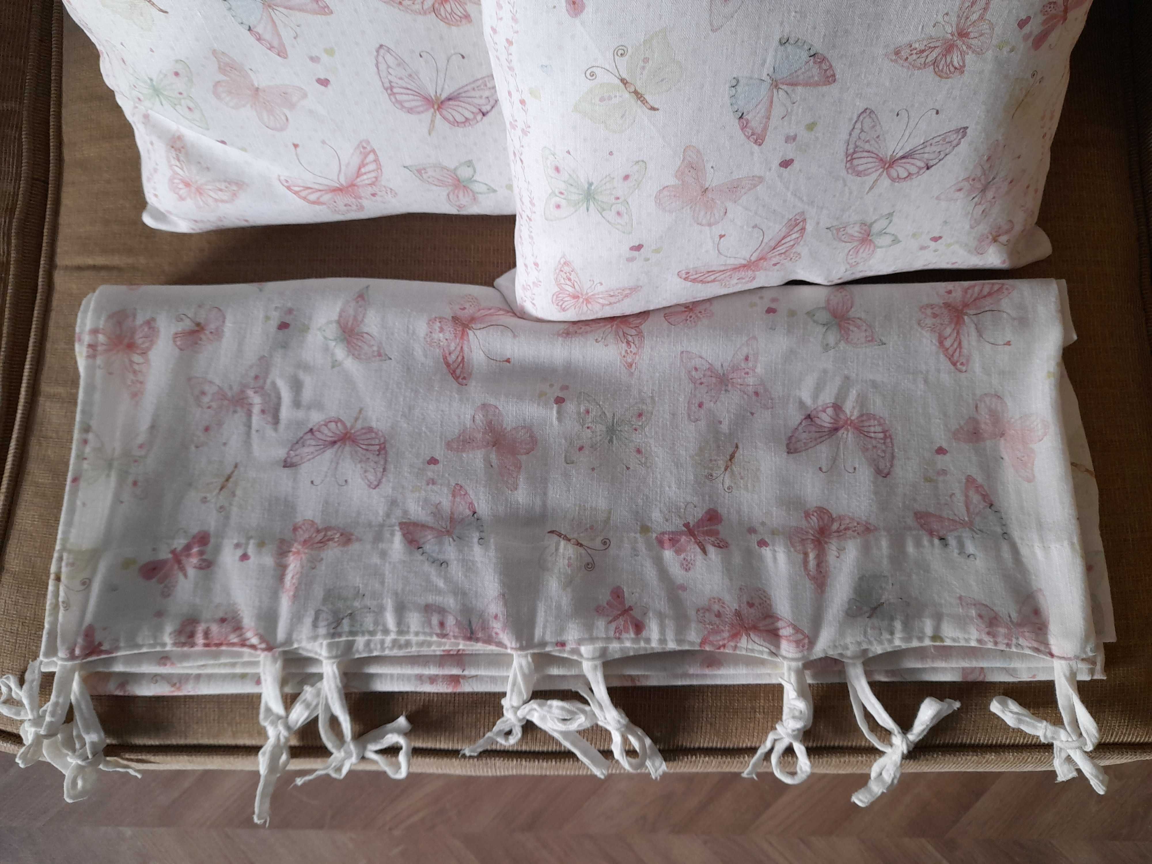 Conjunto cortinados e almofadas em linho para quarto de menina