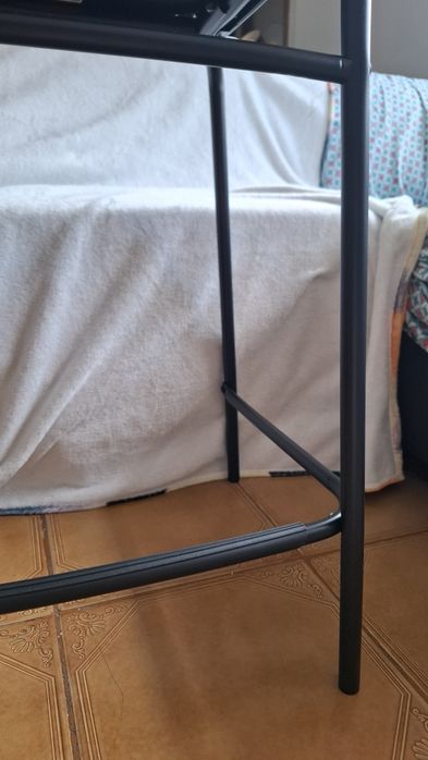 Vendo 2 bancos altos pretos (63cm)