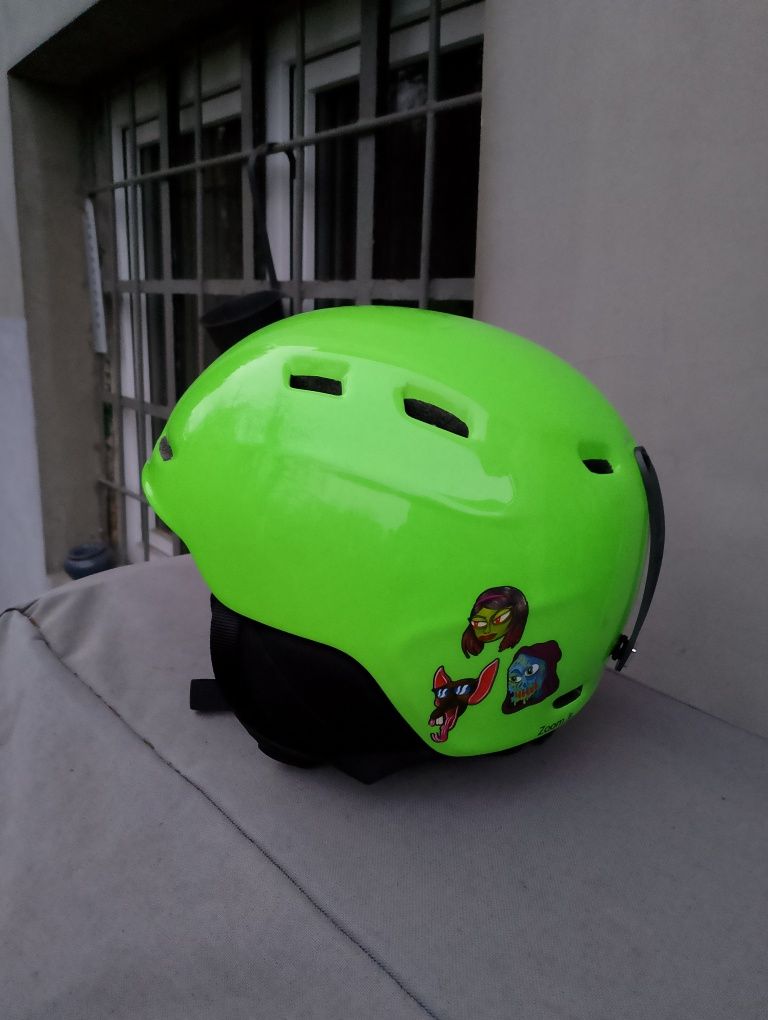 Kask oraz gogle chłopięce, wiek około 9-12 lat