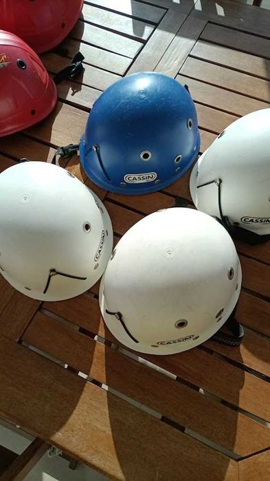 Capacetes escalada, espeleologia e trabalhos em altura