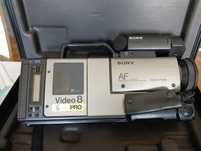 Sony Video8 PRO CCD-V100E – Kamera analogowa z walizką i akcesoriami