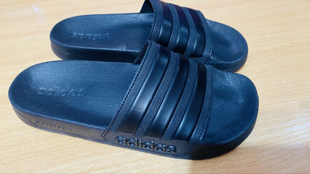 Продам Шлёпанцы adidas чёрные