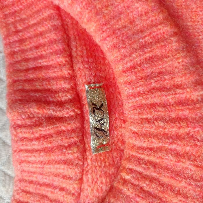 Sweter z plecionymi rękawami J&K