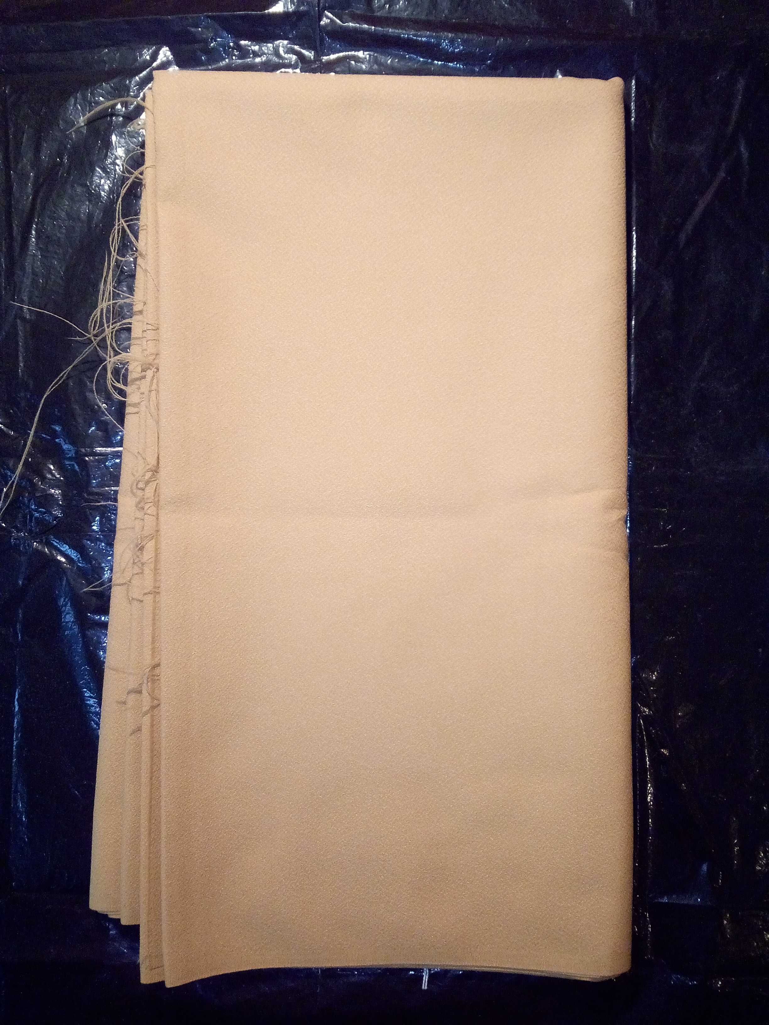 Отрез подкладочной ткани , размер 92 см на 4 м , цвет желто-бежевый .