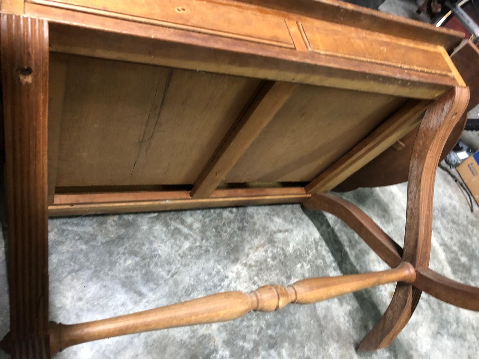 Mesa antiga em castanho