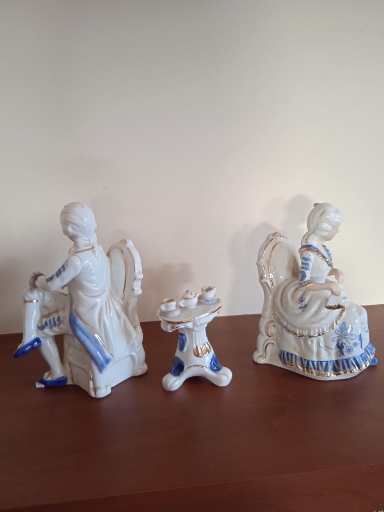 Porcelanowe figurki wiktoriańskiej pary przy herbacie