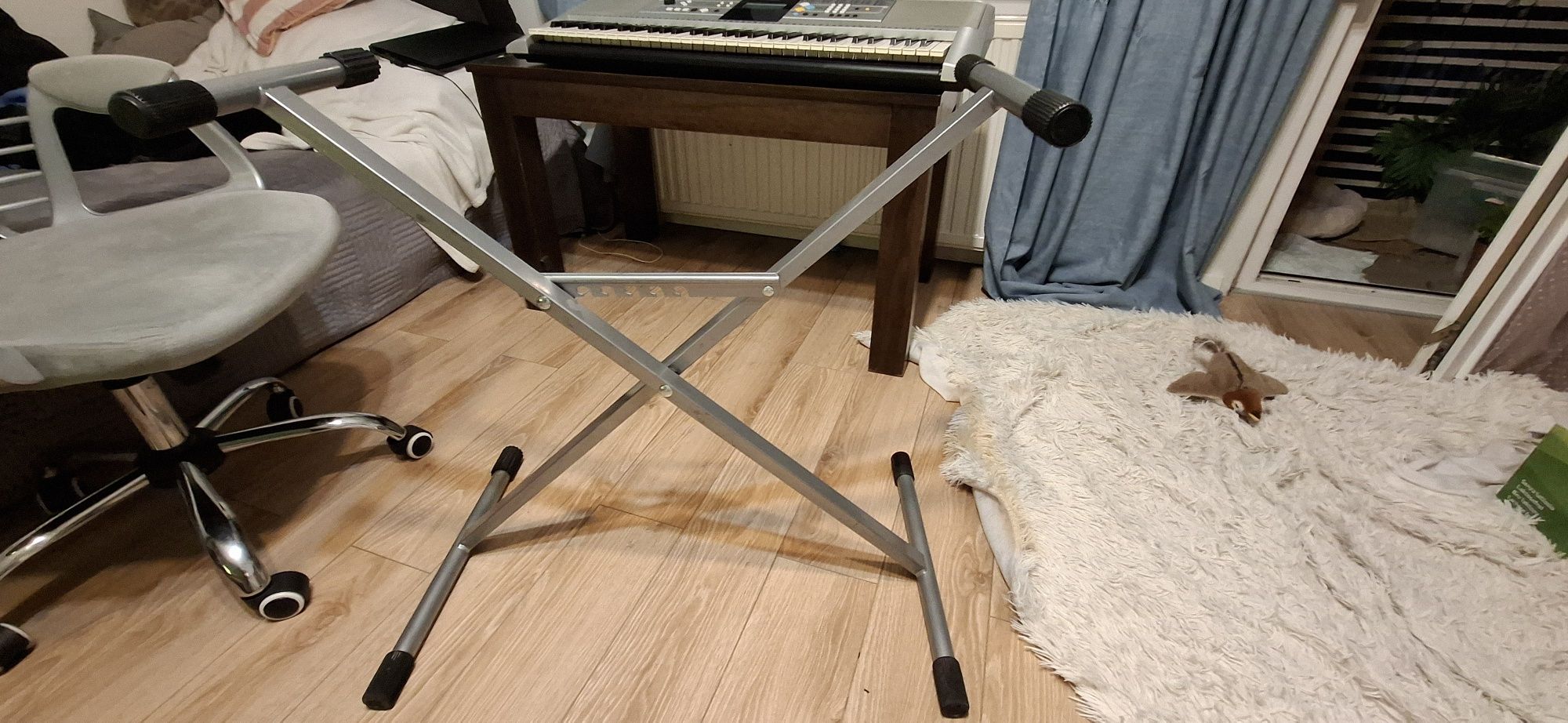 Keyboard YAMAHA PSR E323, że stojakiem, oparciem na nuty i ładowarką,