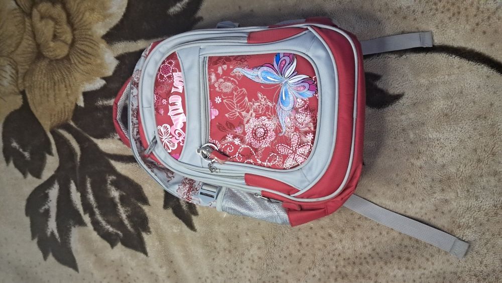 Шкільний портфель для дівчинки