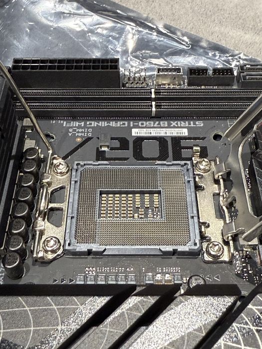 Материнська плата Asus ROG Strix B760-I Gaming WiFi Socket 1700