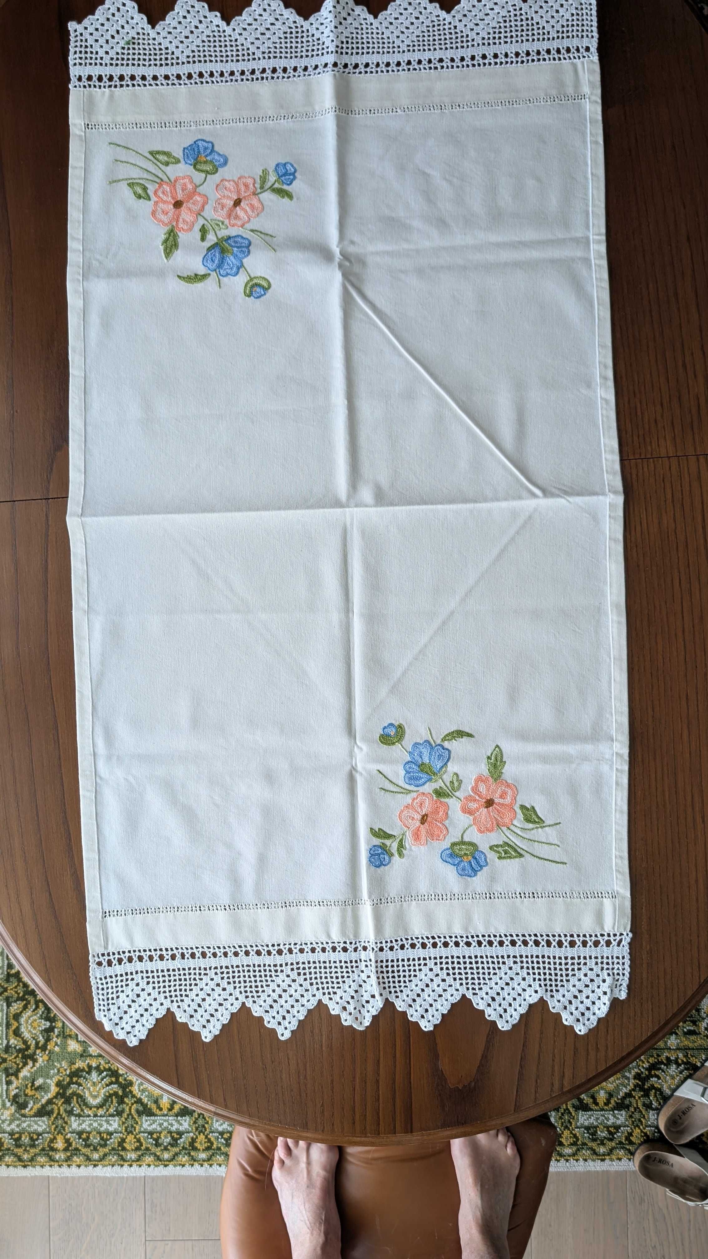 Centre de mesa linho bordaddo e renda 110cmX60cm