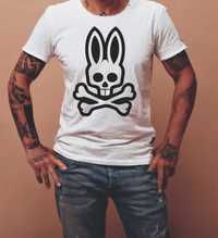 T-shirt, Swets e Boné Psycho Bunny.