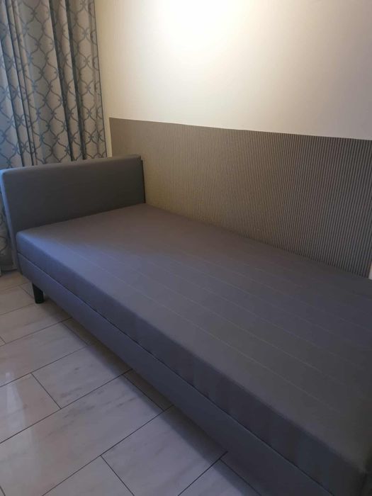 Sprzedam łóżko jednoosobowe Ikea za połowę ceny. Stan idealny.