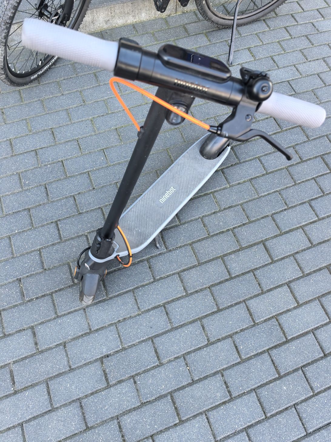 Hulajnoga elektryczna ninebot es2