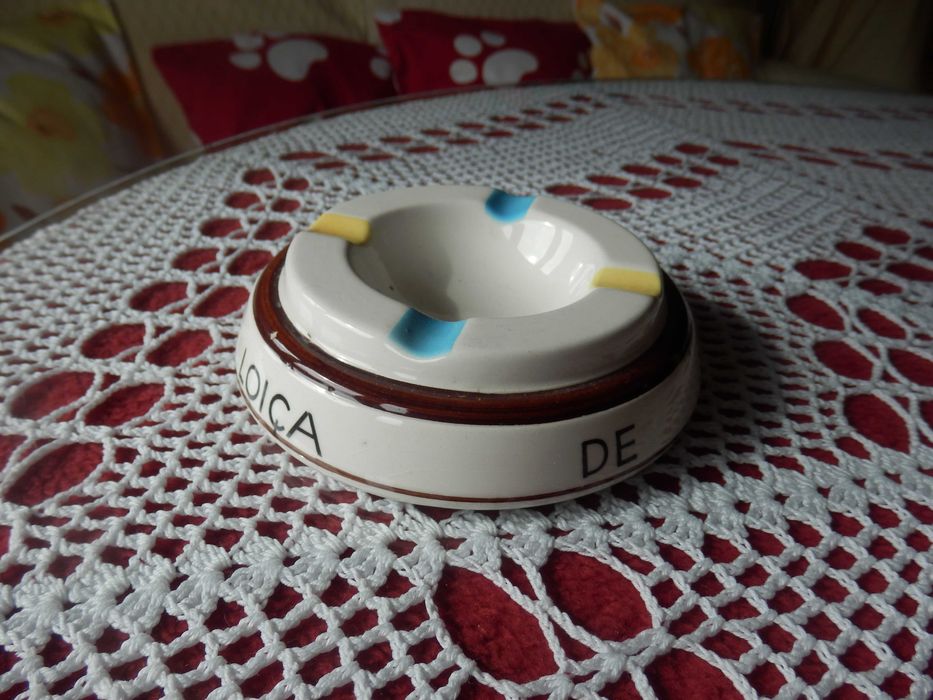 Cinzeiro em loiça. Para colecção pois é peça rara. Inexistente .