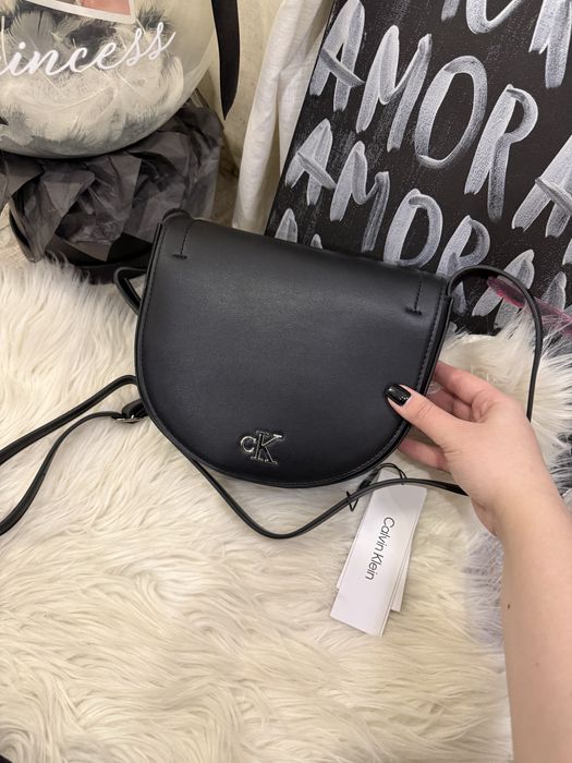 Сумка через плече Calvin Klein напівкругла