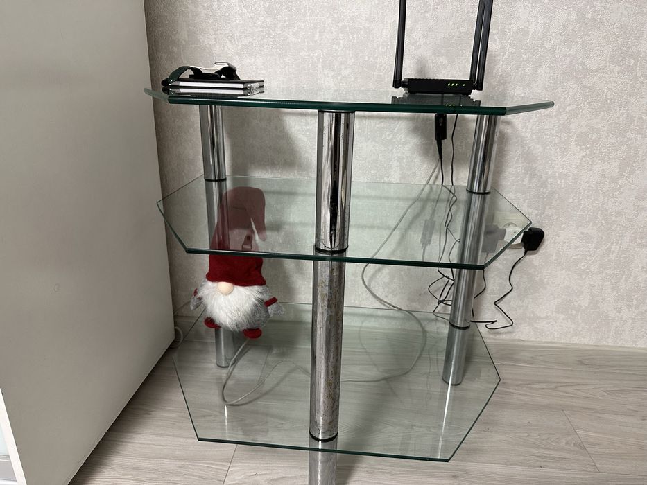 Скляний столик для кімнати