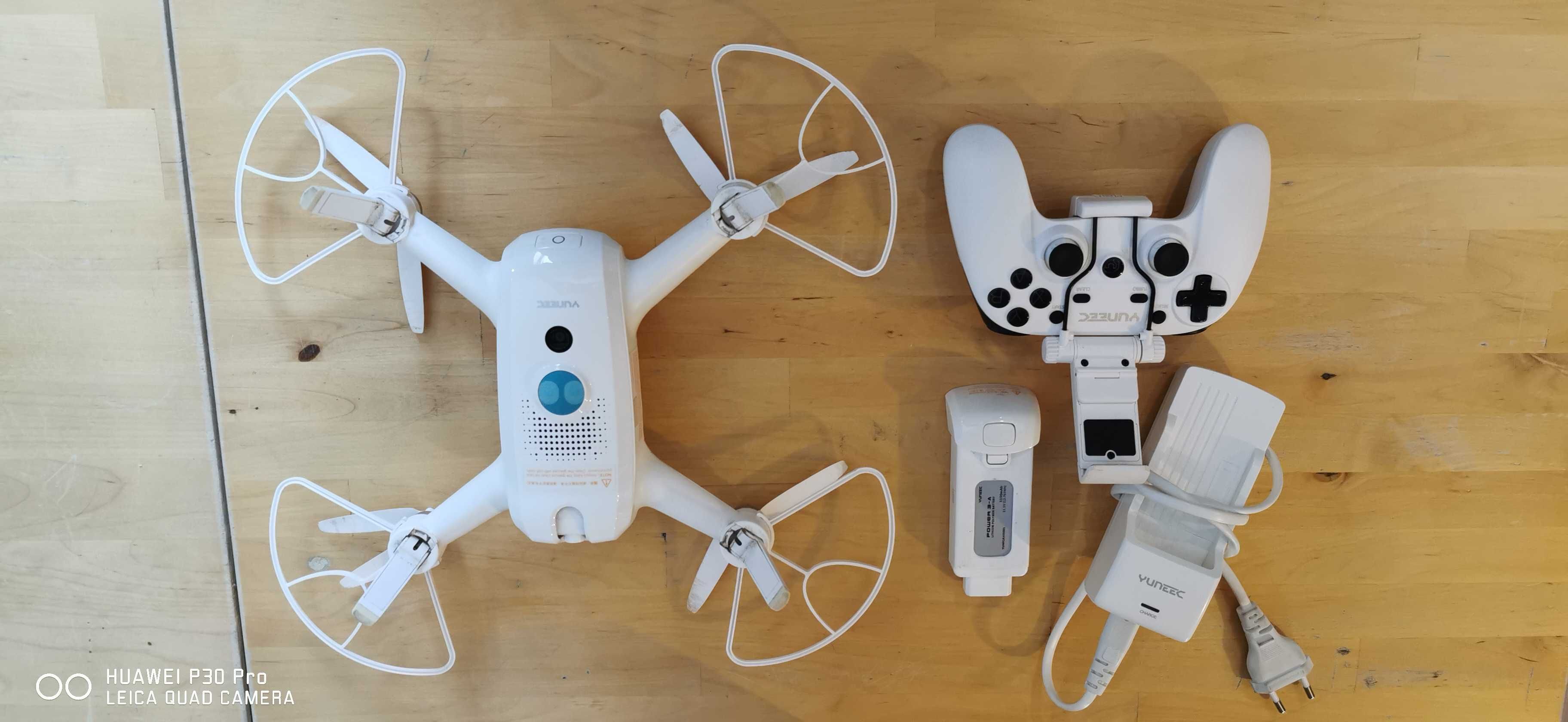 Quadrocopter YUNEEC Breeze 4K z kontrolerem i 2 bateriami