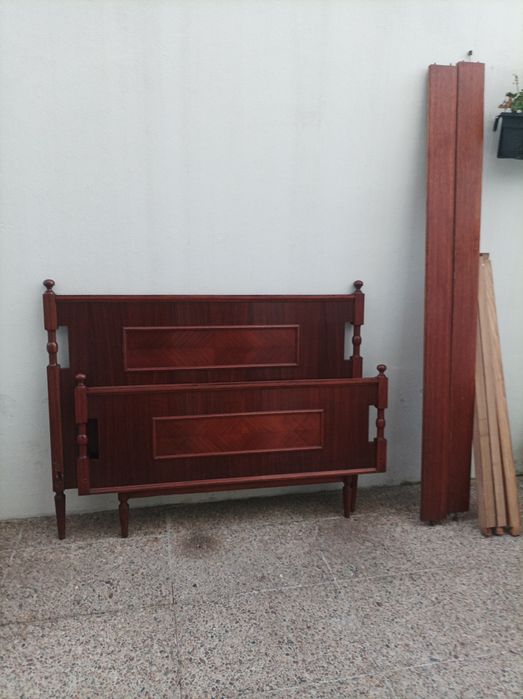 Cama de casal antiga estilo nórdico