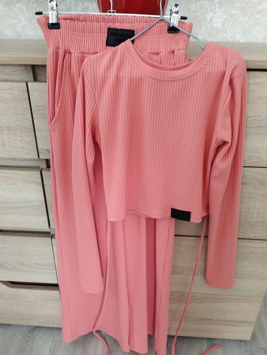 Стильний якісний костюм, укорочений лонгслів та брюки палацо 9-10 р.