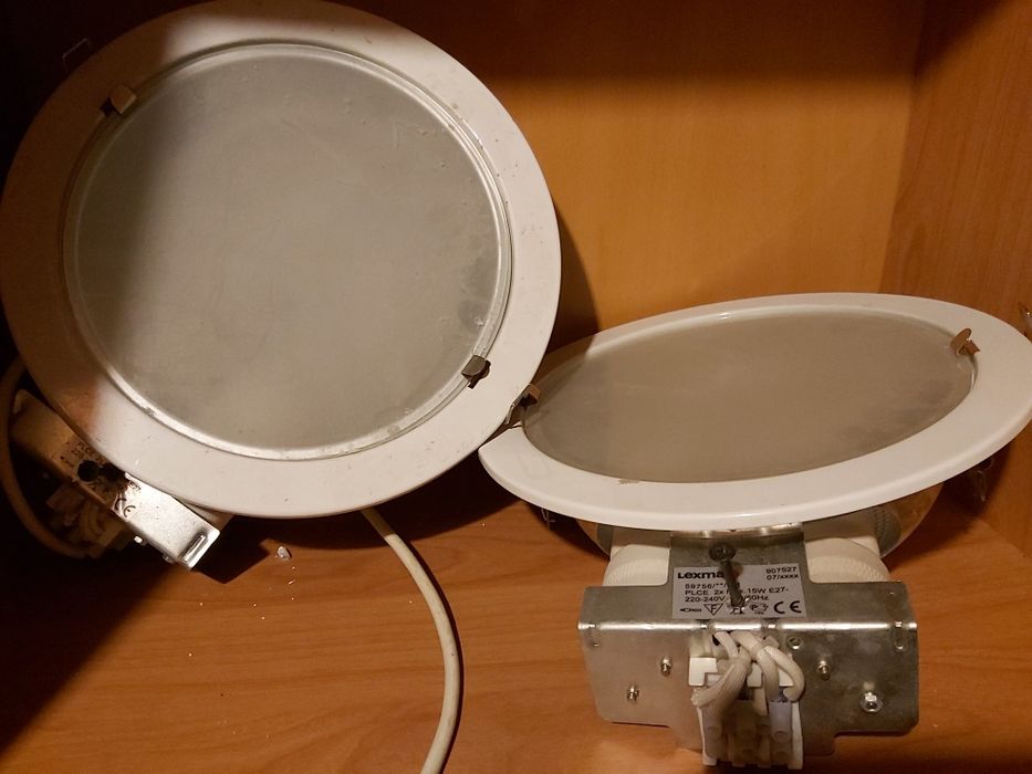 Lampa wpuszczana w sufit podwieszany