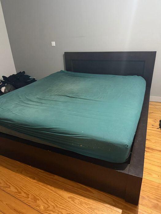 Cama grande de casal.