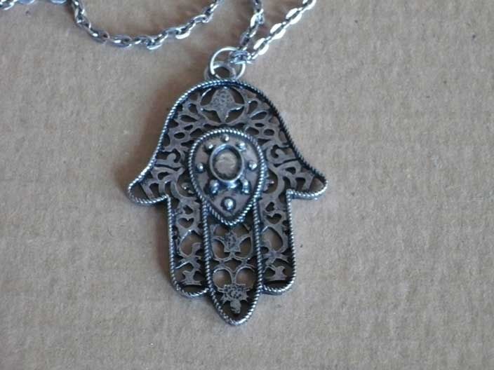 Fio com a mão de Fátima