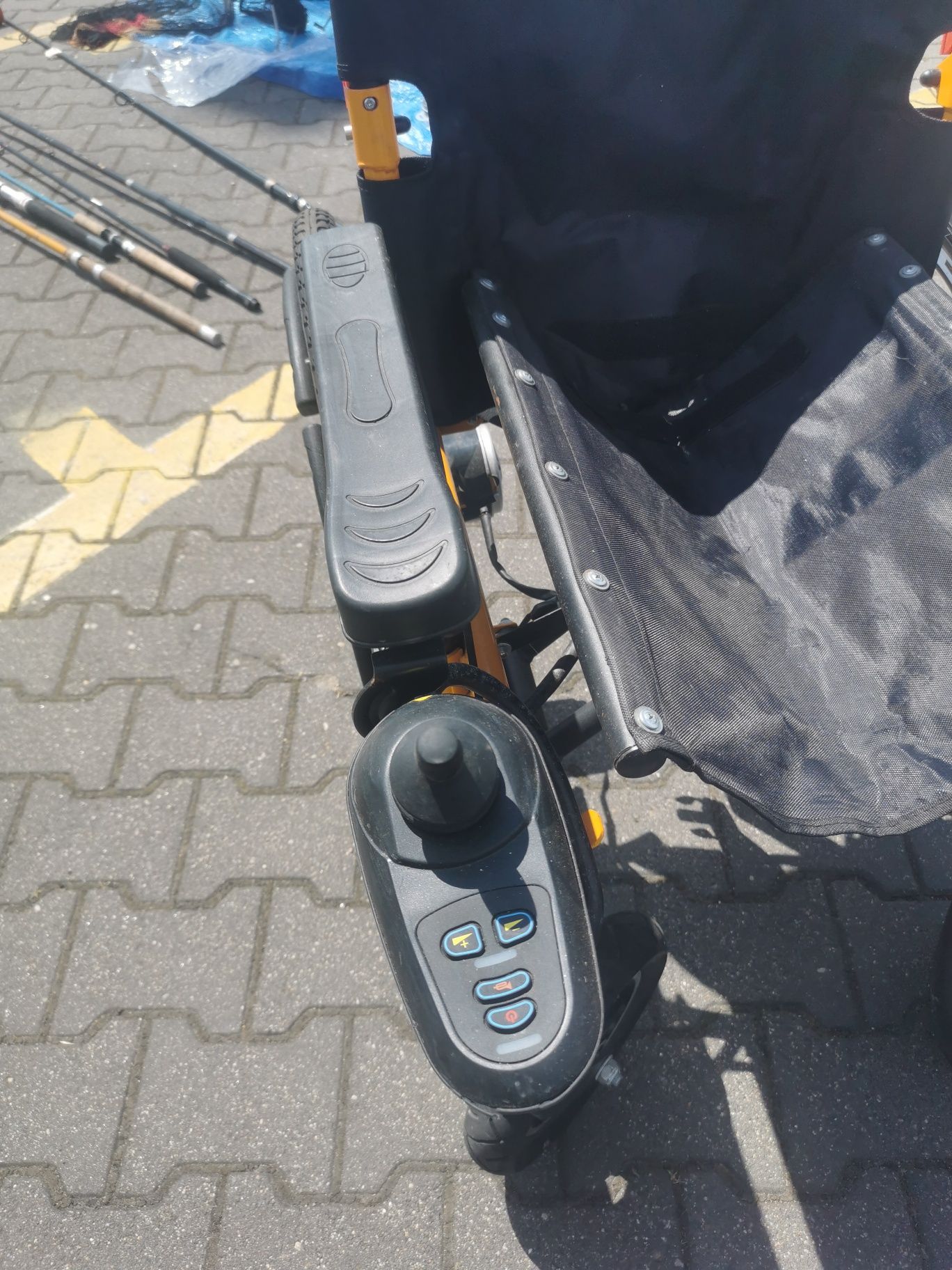 Wózek inwalidzki akumulatorowy.
