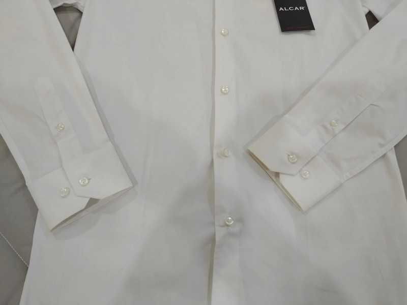 Camisa branca da marca Alcar