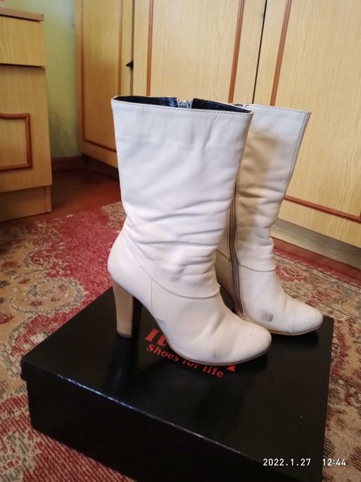 Чобітки осінньо- весняні. Молочного кольору. З натуральної шкіри.